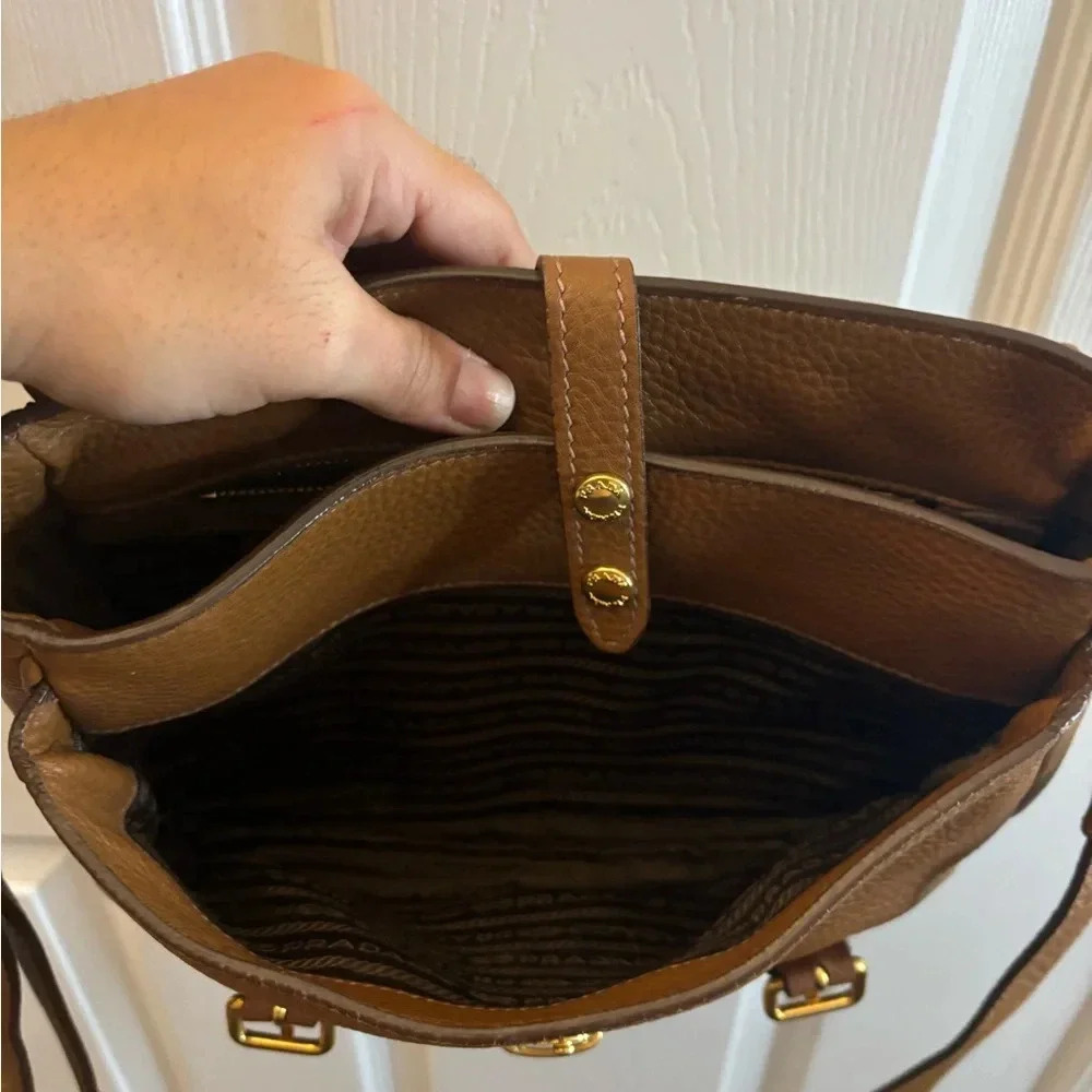 PRADA 
Vitello Daino Push Lock Messenger Bag Noisette - Picture 13 of 14